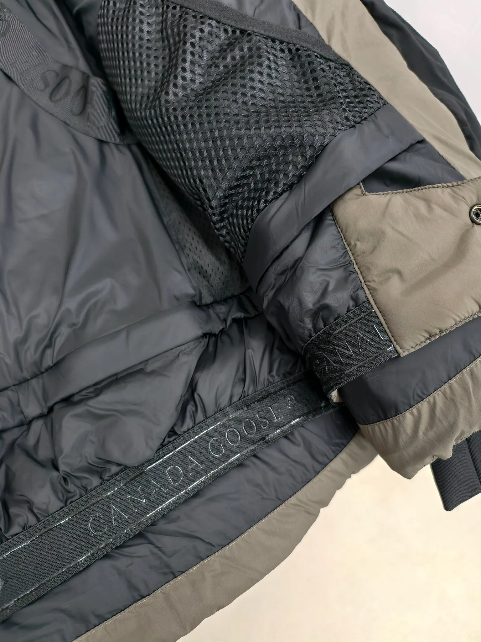 P880 Big Goose Ouyang Nana Second Generation (higher version) Canada goose Canada Goose Black Label Down Jacket A must-have in the outerwear world, the Big Goose Black Label down jacket! The latest designer styles! The goose down jacket has always been a popular element of fashion and is loved by experts from all walks of life! Fashionable hooded cut, high-end customer-supplied fine goose down, high resilience, smooth zipper, strong and firm. Pockets on both sides can store small items, free your hands, and you can go out without worries. It can also meet the need of putting your hands in your pockets👏👏Produced by Big Goose, it can be used as a group uniform by many celebrities. This down jacket uses a double-layer anti-down lining design, which has strong windproof performance and will be very warm in winter! Newly labeled white duck down filling, high fluffiness, windproof hooded design. When walking outdoors, pull the collar to the highest position, put your hands in the pockets and it will be very warm. It can be easily controlled by all body types! The interior is equipped with an elastic snow skirt design for better wrapping. The simple and neat style design highlights the masculine temperament. The impeccable style is classic and never goes out of style. It is warm and practical, and it is versatile! You can enter with your eyes closed!  Color: Black Khaki Size: XS-XXL
